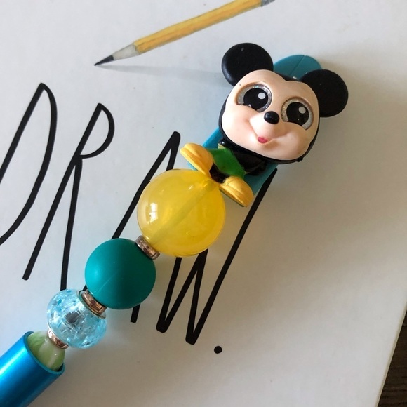 Disney Doorables: Mickey & Friends: Mickey Mouse handmade beaded pen - Picture 1 of 3